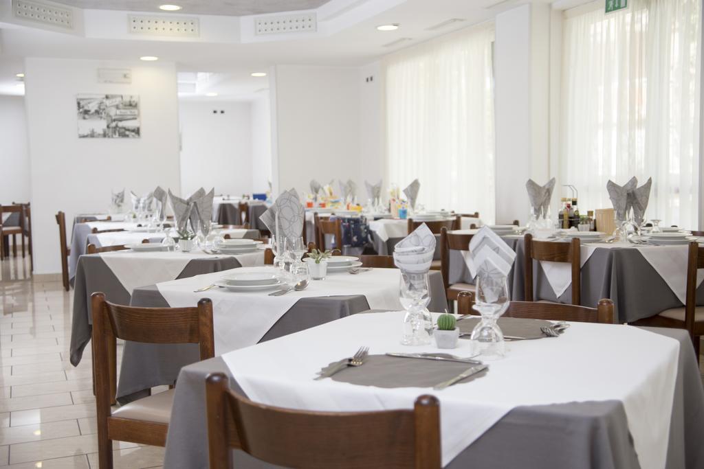 Hotel Silvia มิซาโน อาดรีอาติโก ภายนอก รูปภาพ